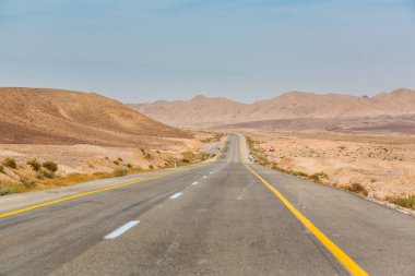 Israil 'de Negev çöl bir yerde boş yol 