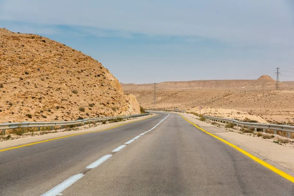 Estrada vazia em algum lugar no deserto de Negev em Israel — Fotografia de Stock
