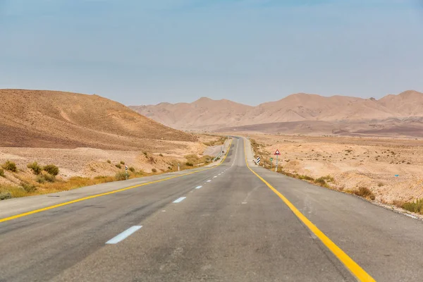 Estrada vazia em algum lugar no deserto de Negev em Israel — Fotografia de Stock