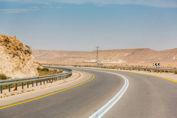 Jalan kosong di suatu tempat di Gurun Negev di Israel — Stok Foto