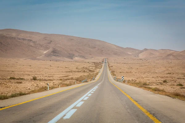 Estrada vazia em algum lugar no deserto de Negev em Israel — Fotografia de Stock