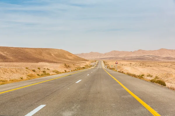 Carretera vacía en algún lugar del desierto de Negev en Israel — Foto de Stock