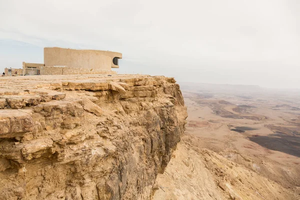 以色列内盖夫沙漠拉蒙火山口的观景台 — 图库照片