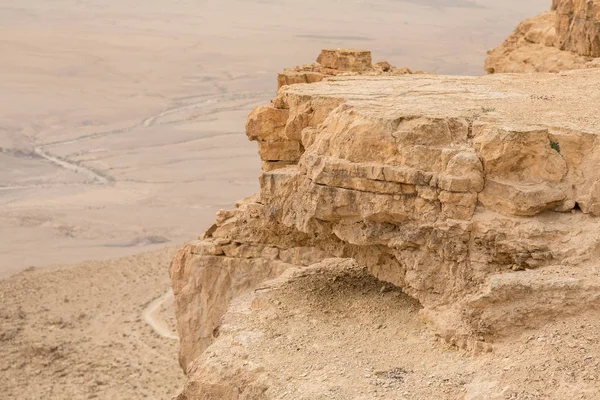 Кратер Рамон в пустыне Негев в Мицпе-Рамон, Израиль — стоковое фото