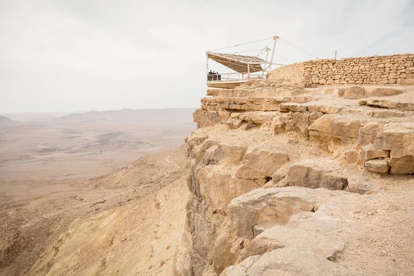 Observação terra chalé na cratera Ramon no deserto de Negev, chalé — Fotografia de Stock