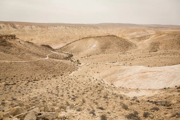 Vista panorâmica de areia, colinas e rochas no deserto de Negev em Mitzpe — Fotografia de Stock