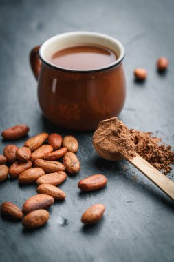 Kakao çekirdek ve toz ile taze kakao içecek Kahverengi fincan
