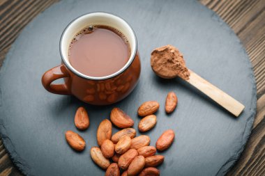 Kakao çekirdek ve toz ile taze kakao içecek Kahverengi fincan