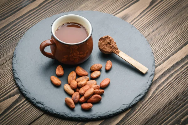 Copa marrón de bebida fresca de cacao con granos de cacao y polvo —  Fotos de Stock