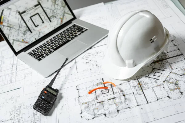 Blanco casco, portátil con dibujos, gafas y walkie talkie — Foto de Stock