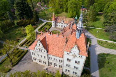 Mukachevo yakınlarındaki Kont Schonborn kale-saray havadan görünümü, Zakarpattia bölgesi, Ukrayna.