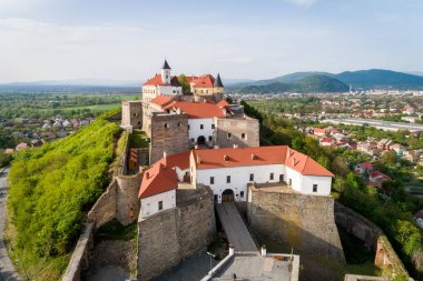 Mukachevo Palanok Kalesi Güzel havadan görünümü , Ukrayna