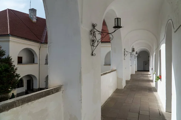 Galerien des dritten und ältesten Innenhofes der Burg Palanok in Mu — Stockfoto