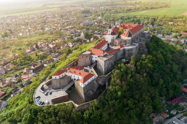 Bella vista sul tramonto aereo del Castello di Palanok a Mukachevo, Regno Unito — Foto Stock