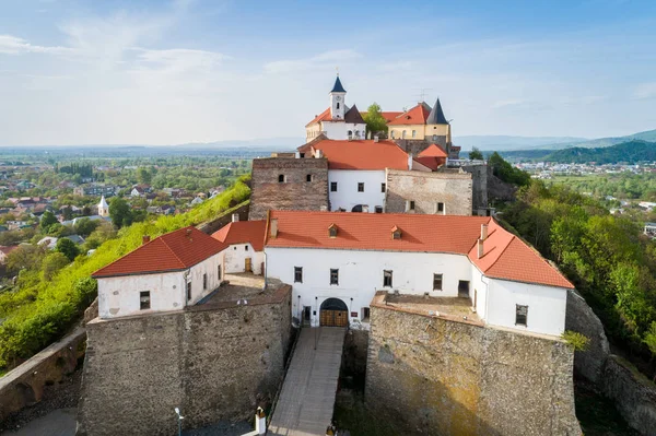 Schöne Luftaufnahme der Burg Palanok in Mukatschewo, Ukraine — Stockfoto