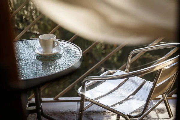 Caneca de café cerâmica branca em pé na mesa de café varanda — Fotografia de Stock