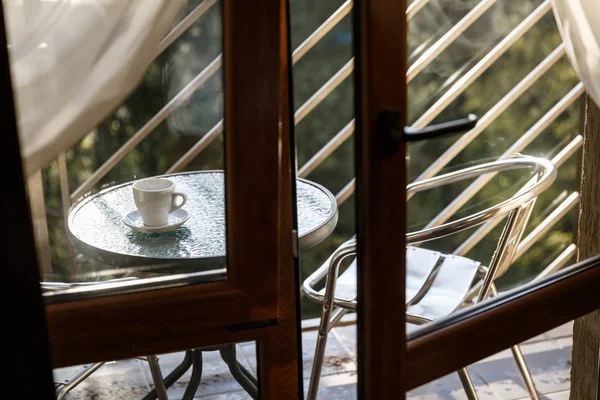 Taza de café de cerámica blanca de pie en la mesa de café balcón — Foto de Stock