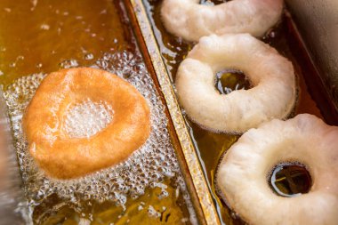 Kızgın yağda kızarmış çörek hazırlanması. 