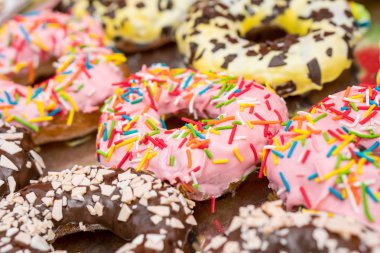 Farklı renkli sırlı donut seti