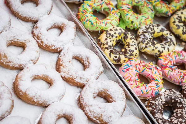Conjunto de diferentes donuts coloridos envidraçados — Fotografia de Stock