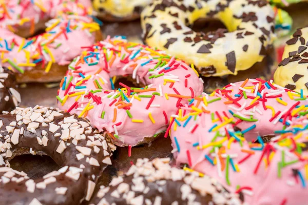 Conjunto de diferentes donuts coloridos envidraçados — Fotografia de Stock