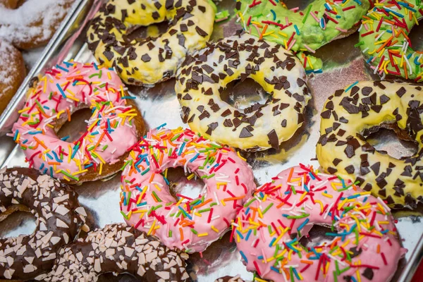 Conjunto de diferentes donuts coloridos envidraçados — Fotografia de Stock