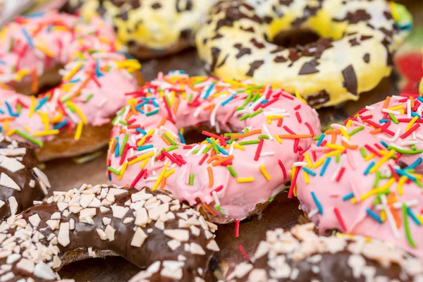 Conjunto de diferentes donuts coloridos envidraçados — Fotografia de Stock