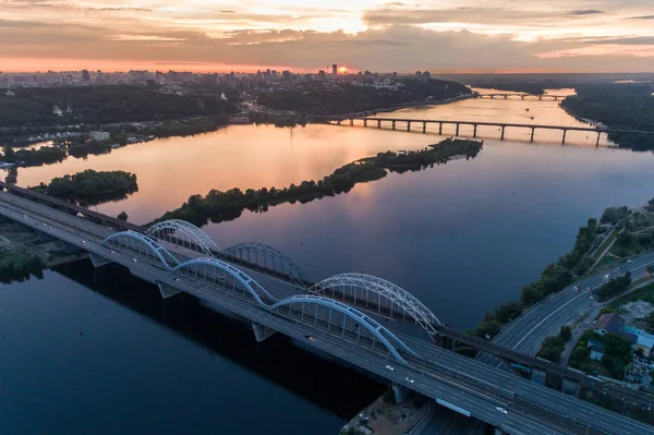 Kiev'de bir Darnitsky Köprüsü'nde gün batımı havadan görünümü, Ukrayna