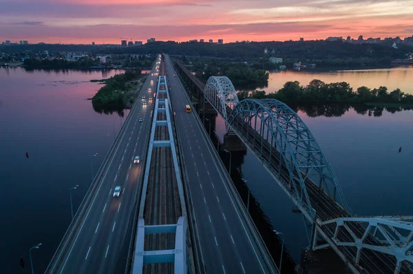 Solnedgång antenn utsikt på en Darnitsky bro i Kiev, Ukraina — Stockfoto