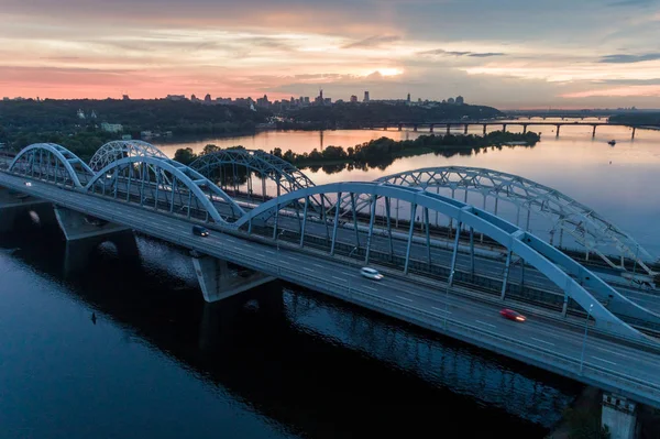 Zonsondergang luchtfoto op een Darnitsky Bridge in Kiev, Oekraïne — Stockfoto