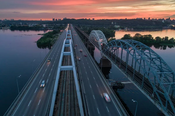 Zonsondergang luchtfoto op een Darnitsky Bridge in Kiev, Oekraïne — Stockfoto