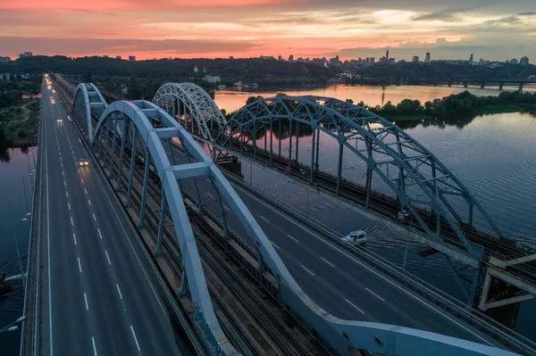 Kiev'de bir Darnitsky Köprüsü'nde gün batımı havadan görünümü, Ukrayna — Stok fotoğraf