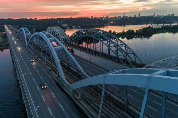 Kiev'de bir Darnitsky Köprüsü'nde gün batımı havadan görünümü, Ukrayna — Stok fotoğraf