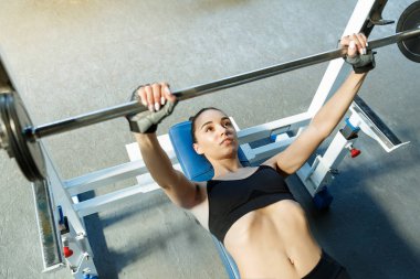 Bir spor salonunda Kadın perfoms bir eğitmen ben bir halter ile egzersizleri