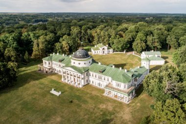 Kachanivka Tarnovskies Estate Havadan yaz görünümü (Kachanov