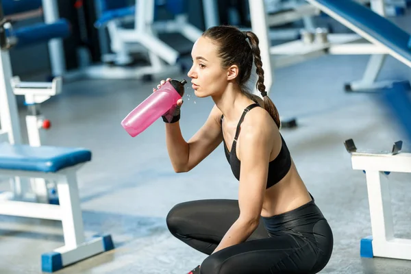 Retrato de estilo de vida de una joven mujer bastante delgada bebiendo agua f —  Fotos de Stock