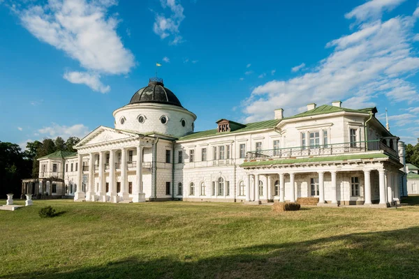 Palác v Kachanivce (Kachanovka) národní přírodní rezervace CHERN — Stock fotografie