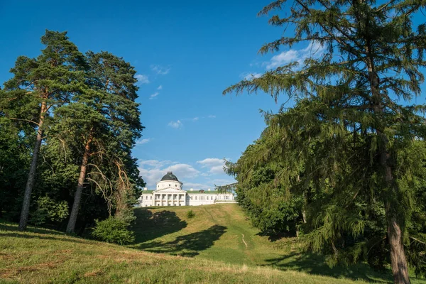 Pałac na wzgórzu w Kachanivka (Kachanovka) Narodowy charakter Rese — Zdjęcie stockowe