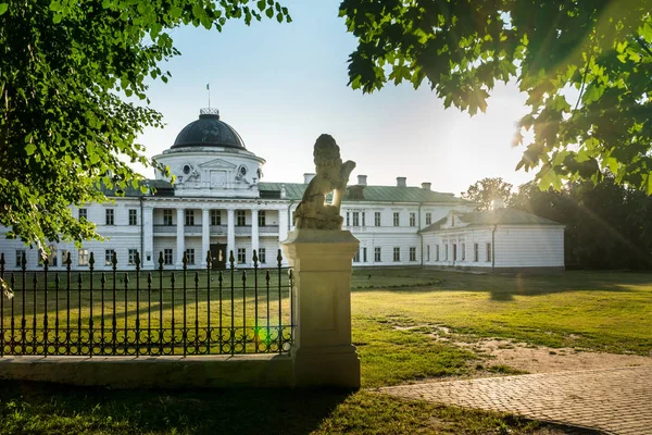 Entrada principal al palacio en Kachanivka (Kachanovka) nacional —  Fotos de Stock