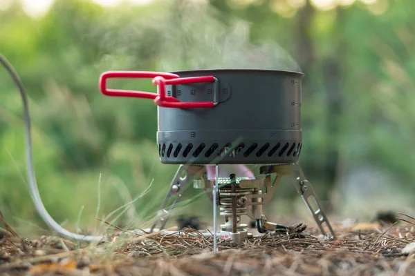 Sistema de fogo de gás de acampamento dobrável com um pote com radiador para f — Fotografia de Stock