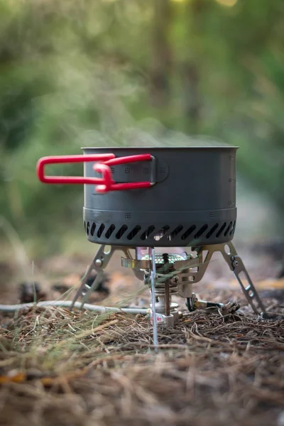 Sistema de fuego de gas de camping plegable con una olla con radiador para f —  Fotos de Stock