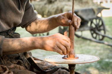 Kahverengi kilden yeni kil şekli yaratan bir zanaatkar eller.