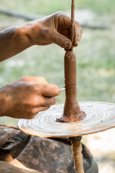 Χέρια ενός τεχνίτη που δημιουργεί νέο σχήμα πηλού από καφέ πηλό. — Φωτογραφία Αρχείου