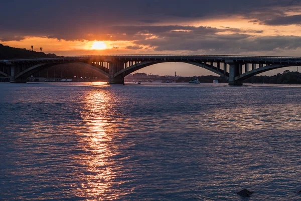 Naturskön solnedgång med utsikt över en tunnelbane brygga och floden Dneper från Hydro — Stockfoto