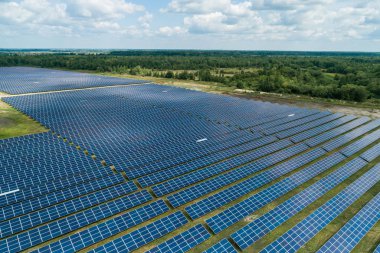 Bir güneş pannels enerji santralinin havadan üst görünümü