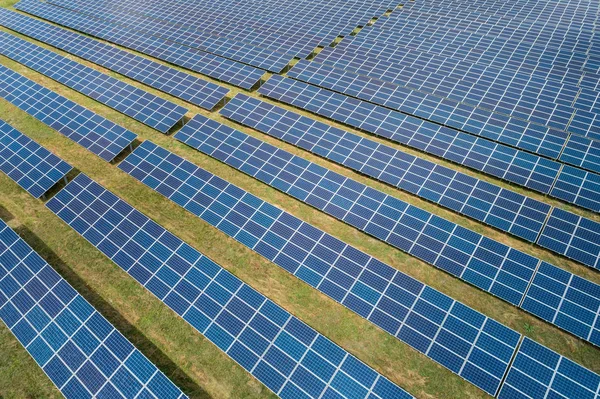 Vue aérienne d'un panneau solaire éclairé par le soleil — Photo