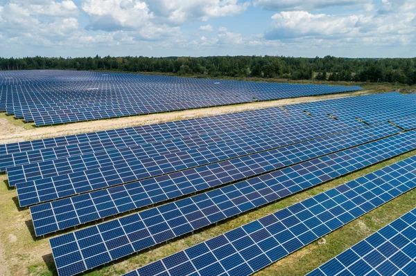 太陽パンネル発電所の空中トップビュー — ストック写真