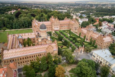 Chernivtsi'deki Yury Fedkovych ulusal Üniversitesi'nin havadan görünümü,