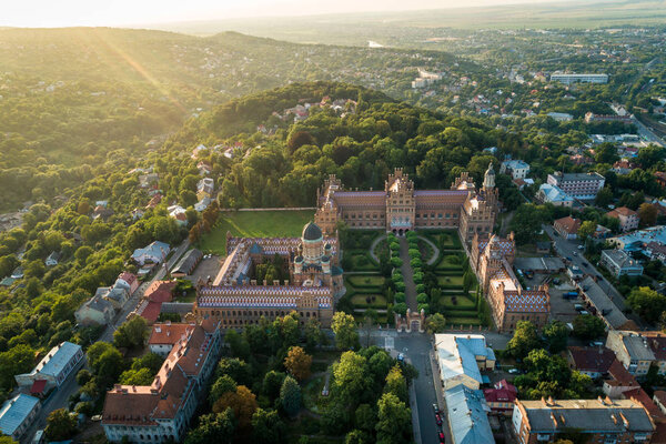 Вид с воздуха на Национальный университет имени Юрия Федьковича в Черновцах
,