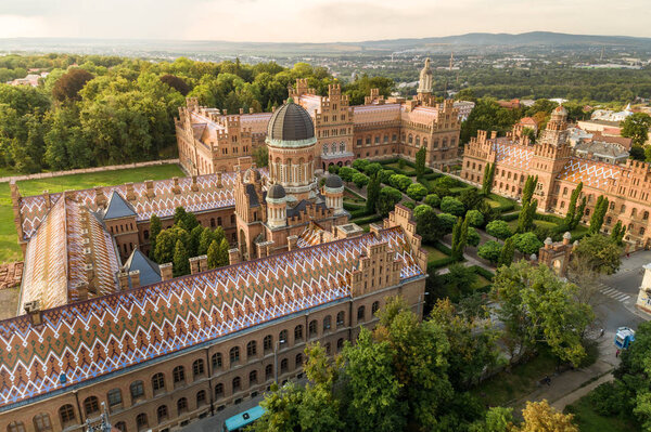 Вид с воздуха на Национальный университет имени Юрия Федьковича в Черновцах
,